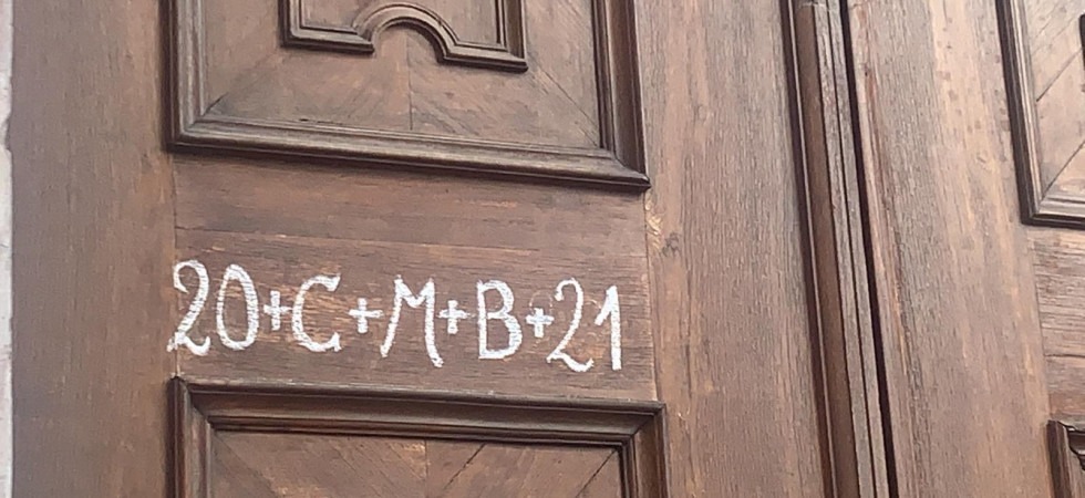 Arrivano i Re Magi e sulle porte tornano le scritte "misteriose"